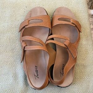 Trotters Katarina light tan colored sandal. Women’s 12ww. L